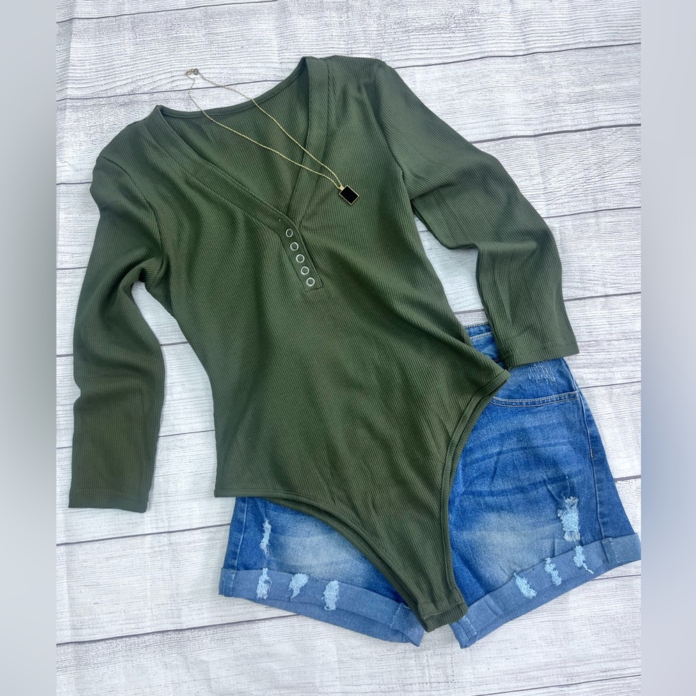 Boutique Brand Green Waffled Long Sleeve Henley Snap Thong Bodysuit 💗